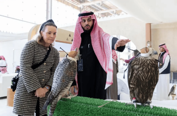 السفيرة الفنلندية لدى المملكة تزور مهرجان الملك عبدالعزيز للصقور