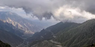 الغيوم تعانق قمم جبال السروات في الباحة