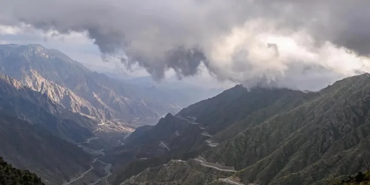 الغيوم تعانق قمم جبال السروات في الباحة