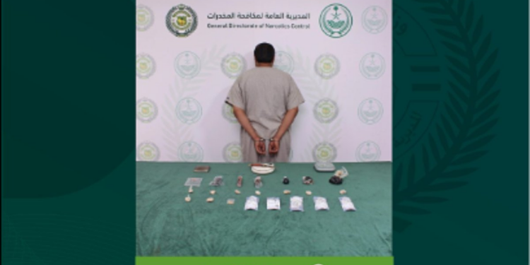 القبض على شخص بمنطقة تبوك لترويجه مواد مخدرة