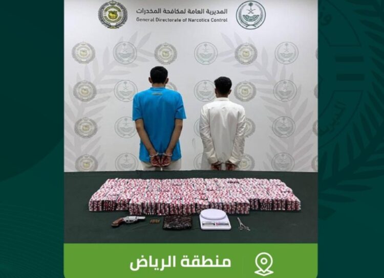 القبض على شخصين بمنطقة الرياض لترويجهما الحشيش المخدر وأقرصًا خاضعة لتنظيم التداول الطبي