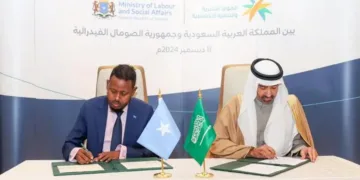 «الموارد البشرية» توقع اتفاقيتي تعاون مع وزارة العمل بجمهورية الصومال الفيدرالية