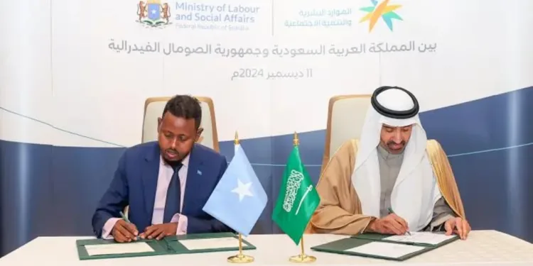 «الموارد البشرية» توقع اتفاقيتي تعاون مع وزارة العمل بجمهورية الصومال الفيدرالية