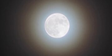 اليوم.. ظاهرة 'إكليل القمر' تُزين سماء الوطن العربي