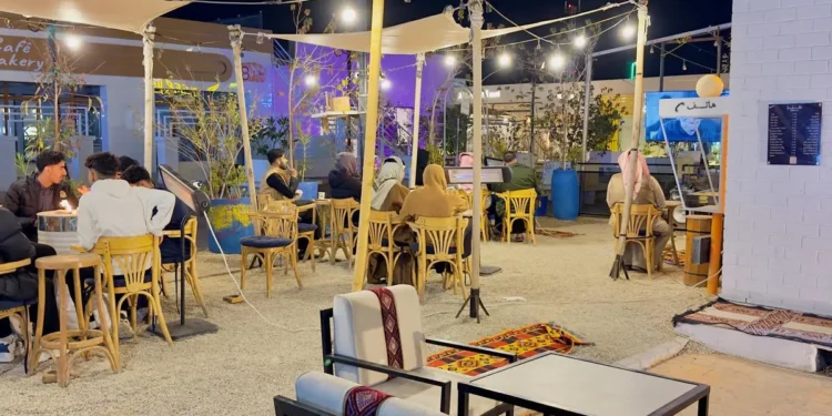 “برودة الجو” توجّه البوصلة للكافيهات في رفحاء