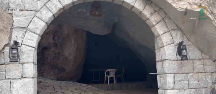 «جبل شدا»..  تكوينات صخرية مبهرة وتنوع بيئي فريد في قلب الباحة