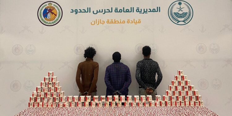 حرس الحدود بمنطقة جازان يقبض على 3 مخالفين لنظام أمن الحدود لتهريبهم 119,250 قرصًا خاضعًا لتنظيم التداول الطبي