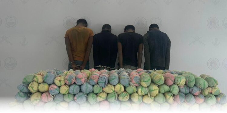 حرس الحدود بمنطقة جازان يقبض على 4 مخالفين لنظام أمن الحدود لتهريبهم 144 كيلوجرامًا من نبات القات المخدر