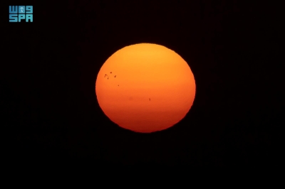 رصد 7 بقع شمسية بسماء عرعر