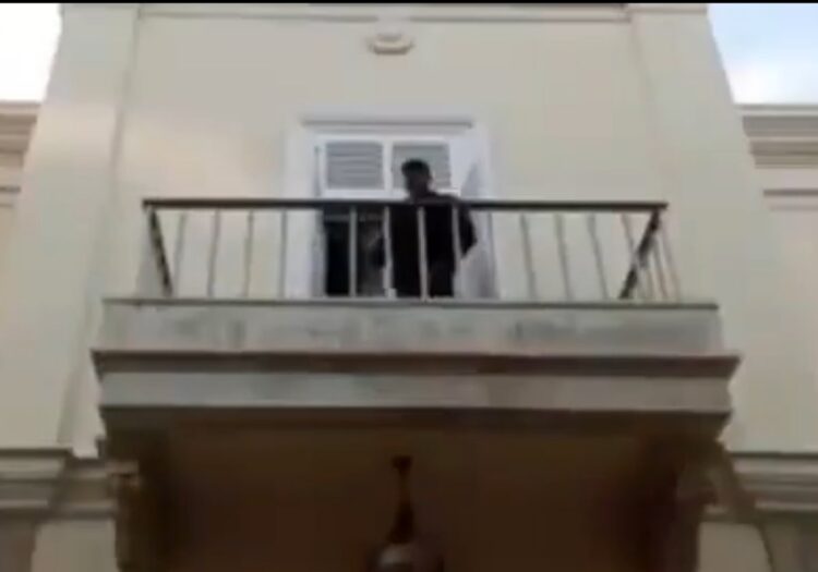 سوريون يدخلون إلى منزل بشار الأسد في دمشق بعد فراره