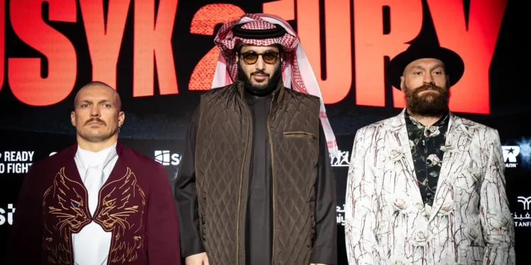 “فيوري” و “أوسيك” يرفعان حدة التحدي قبل النزال التاريخي السبت المقبل