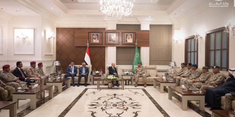 قائد القوات المشتركة يبحث التطورات الميدانية مع رئيس مجلس القيادة الرئاسي باليمن