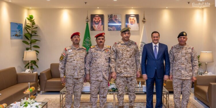 قائد القوات المشتركة يستقبل عضو مجلس القيادة الرئاسي ووزير الدفاع ورئيس هيئة الأركان للجيش اليمني