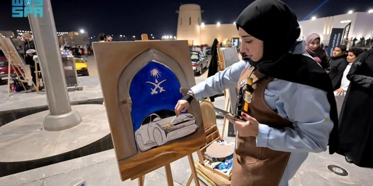 لوحات فنية تُبرز جمال السيارات في عرض الرامس بوسط العوامية