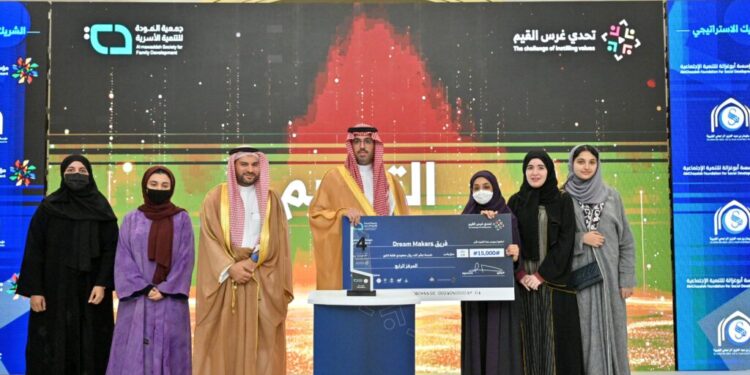 محافظ جدة يتوج الفائزين بجائزة “تحدي غرس القيم”