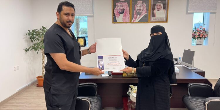 مدير مستشفى الملك فهد التخصصي بتبوك يسلم شهادات متقدمة في إدارة وسلامة دم المرضى لثلاثة من منسوبيها
