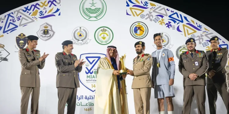 نائب وزير الداخلية يتوّج منتخب حرس الحدود ببطولة وزارة الداخلية الـ14 لكرة القدم