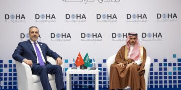 وزير الخارجية يبحث آخر التطورات الراهنة في المنطقة مع نظيره التركي