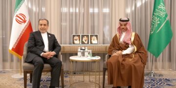 وزير الخارجية يبحث تعزيز العلاقات والمستجدات في المنطقة مع نظيره الإيراني