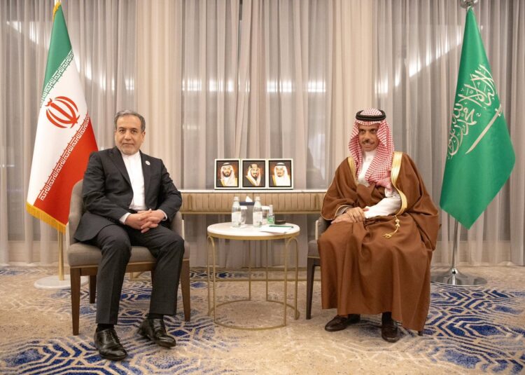وزير الخارجية يبحث تعزيز العلاقات والمستجدات في المنطقة مع نظيره الإيراني