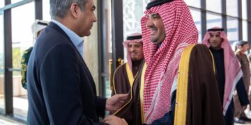 وزير الداخلية يبحث تعزيز التعاون الأمني مع نظيره الباكستاني