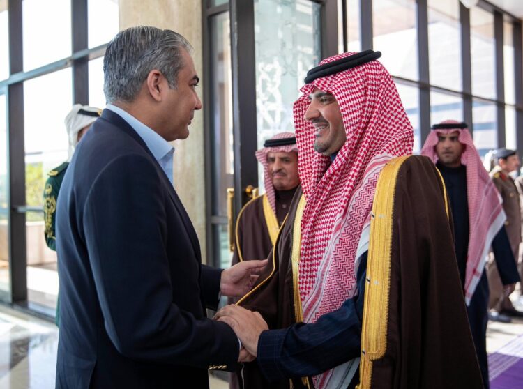وزير الداخلية يبحث تعزيز التعاون الأمني مع نظيره الباكستاني