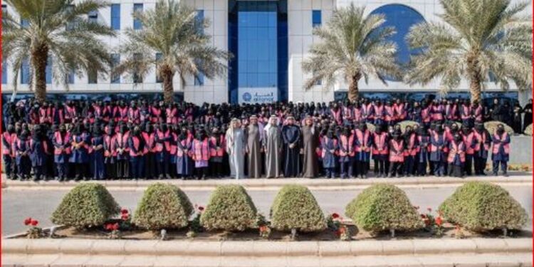 وزير الطاقة يزور عدة مصانع متخصصة في إنتاج مكونات الطاقة بالرياض