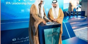 وزير الموارد البشرية يدشن هوية معهد الإدارة العامة ضمن المنتدى القيادي ٢٠٢٤