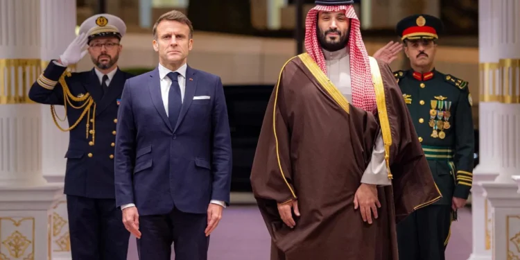 ولي العهد يستقبل رئيس الجمهورية الفرنسية ويعقدان لقاءً موسعاً