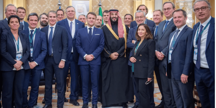 ولي العهد يلتقي ماكرون ومجموعة من كبار رؤساء الشركات الفرنسية