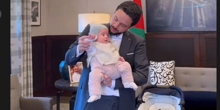 ولي عهد الأردن يظهر برفقة ابنته الأميرة إيمان في مكتبه