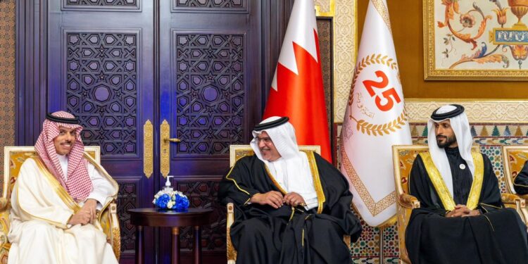 ولي عهد مملكة البحرين يبحث تعزيز العلاقات الثنائية مع وزير الخارجية