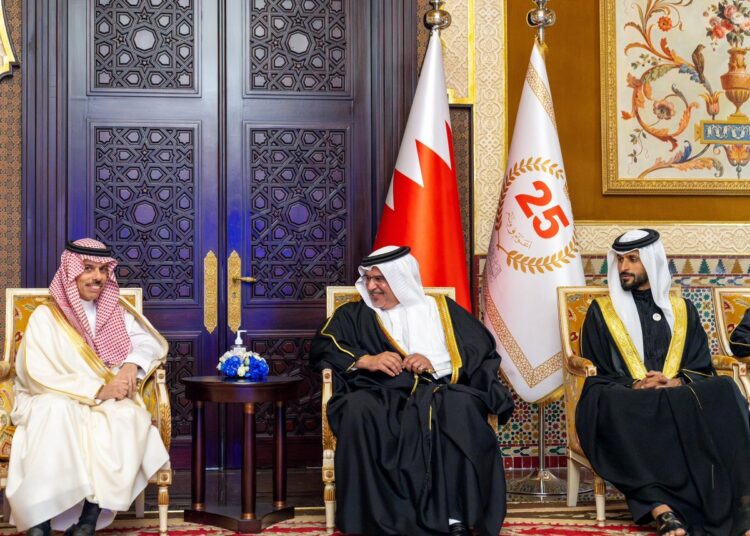 ولي عهد مملكة البحرين يبحث تعزيز العلاقات الثنائية مع وزير الخارجية