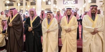 أمير الرياض يؤدي صلاة الميت على والدة الأمير الوليد بن طلال بن عبدالعزيز