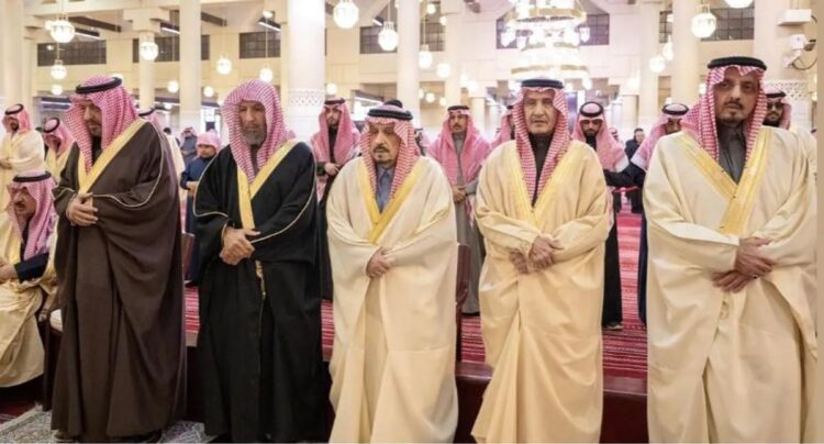 أمير الرياض يؤدي صلاة الميت على والدة الأمير الوليد بن طلال بن عبدالعزيز