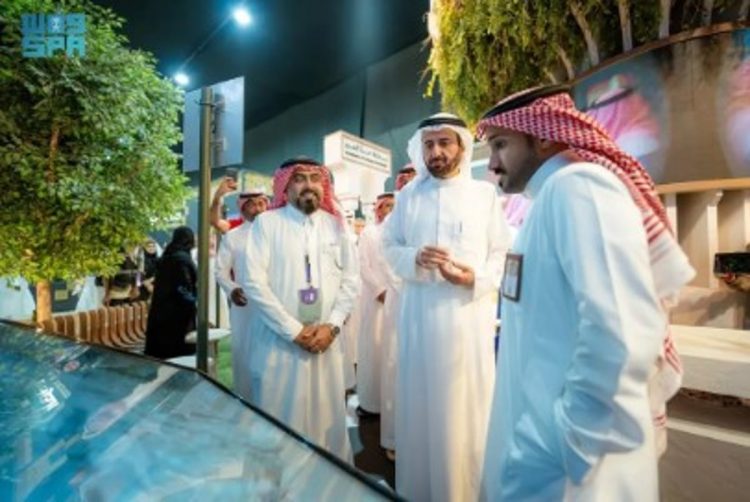 «الربيعة» يطلع على الخدمات المقدمة لضيوف الرحمن في معرض الحج