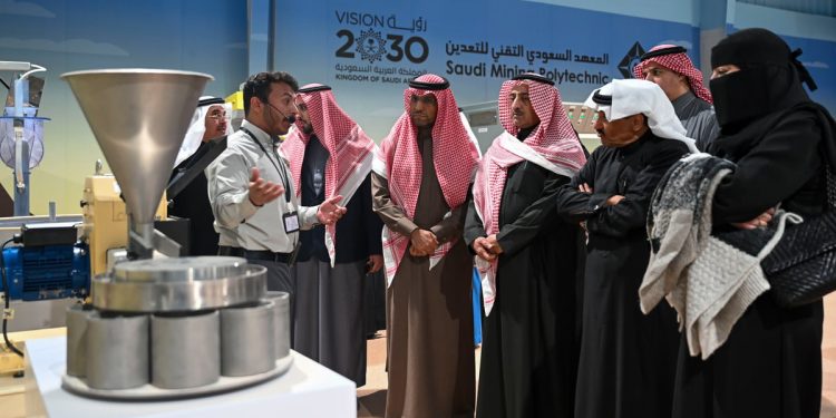 وفد مجلس الشورى يزور المعهد السعودي التقني للتعدين بمنطقة الحدود الشمالية