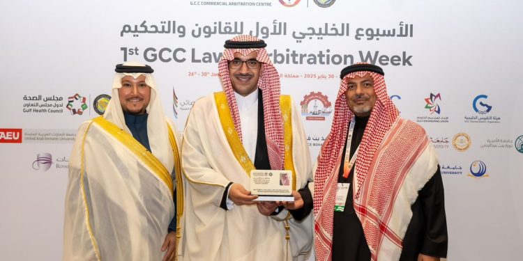 مركز التحكيم التجاري يكرم الأمير نواف بن فيصل بن فهد بن عبدالعزيز