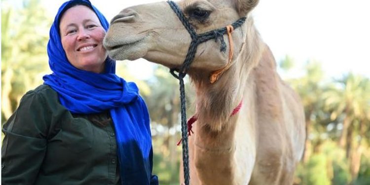 سيرًا على الأقدام.. المستكشفة أليس  موريسون تصل إلى العُلا