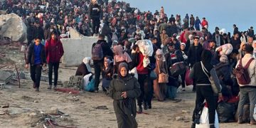 آلاف الفلسطينيين يعودون إلى شمال غزة مع انسحاب القوات الإسرائيلية من محور نتساريم