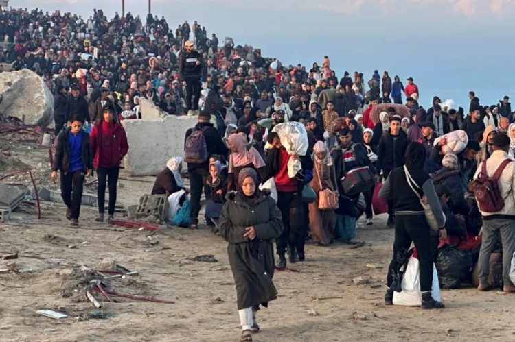 آلاف الفلسطينيين يعودون إلى شمال غزة مع انسحاب القوات الإسرائيلية من محور نتساريم