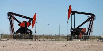 أسعار النفط تهبط لأدنى مستوى في أسبوعين بسبب بيانات اقتصادية من الصين