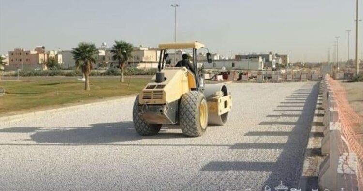أمانة الشرقية تعيد استخدام المواد الناتجة لهدم المباني في مشاريع الطرق