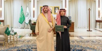 أمير الجوف يكرِّم الطالب المتميز على مستوى دول مجلس التعاون