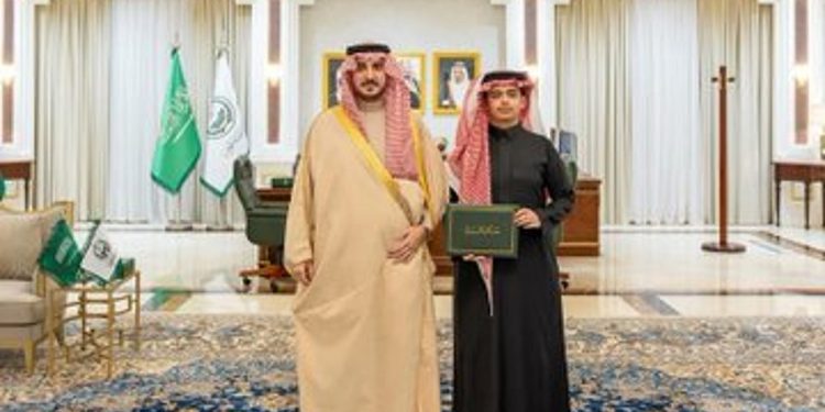أمير الجوف يكرِّم الطالب المتميز على مستوى دول مجلس التعاون