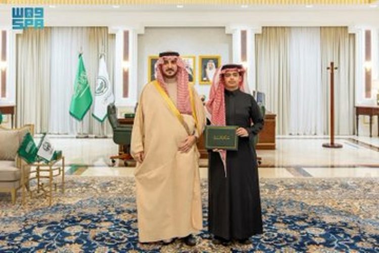 أمير الجوف يكرِّم الطالب المتميز على مستوى دول مجلس التعاون