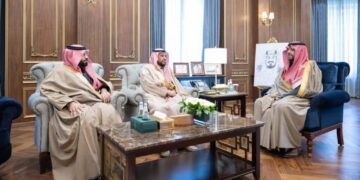 أمير الحدود الشمالية يستقبل مدير تعليم المنطقة السابق والمعيّن حديثًا