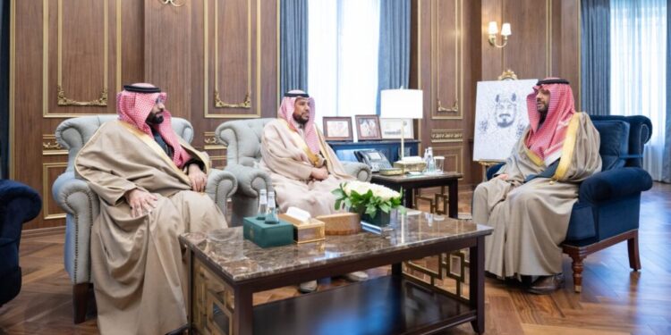 أمير الحدود الشمالية يستقبل مدير تعليم المنطقة السابق والمعيّن حديثًا