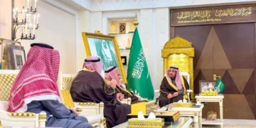 أمير القصيم يستقبل مدير فرع وزارة البيئة بالمنطقة ورئيس جمعية النحالين ويطلع على إنجازات الجمعية