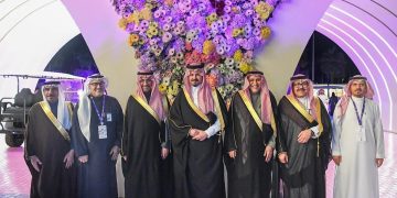 أمير المدينة المنورة يرعى فعاليات "مهرجان الزهور والحدائق" بينبع الصناعية